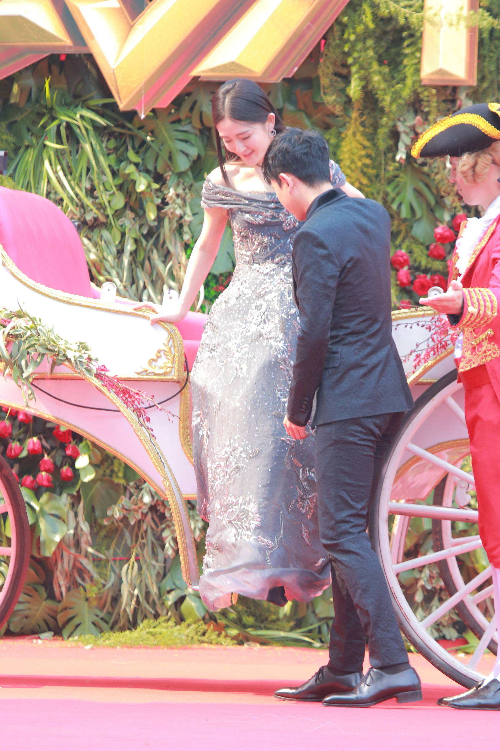 谢娜机场穿红色长裙被张杰夸赞,谢娜礼服三步一踩