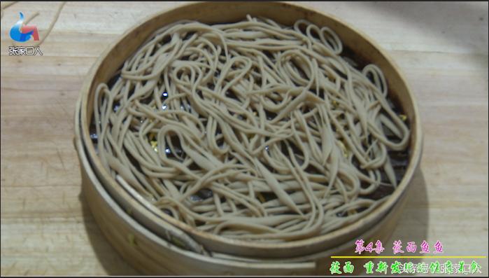 看农村大嫂搓莜面鱼鱼，就像读五线谱一样，莜面鱼鱼确实很好吃，再配上羊肉蘑菇汤，真是一绝！