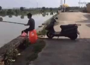 GIF,当你走在高山流水,要小心画地为牢!哈哈!走村庄里要小心!