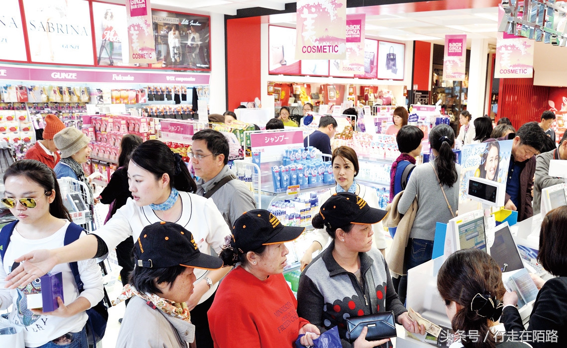 中国游客在日本抢购药品,日本商家被民众指责抬价