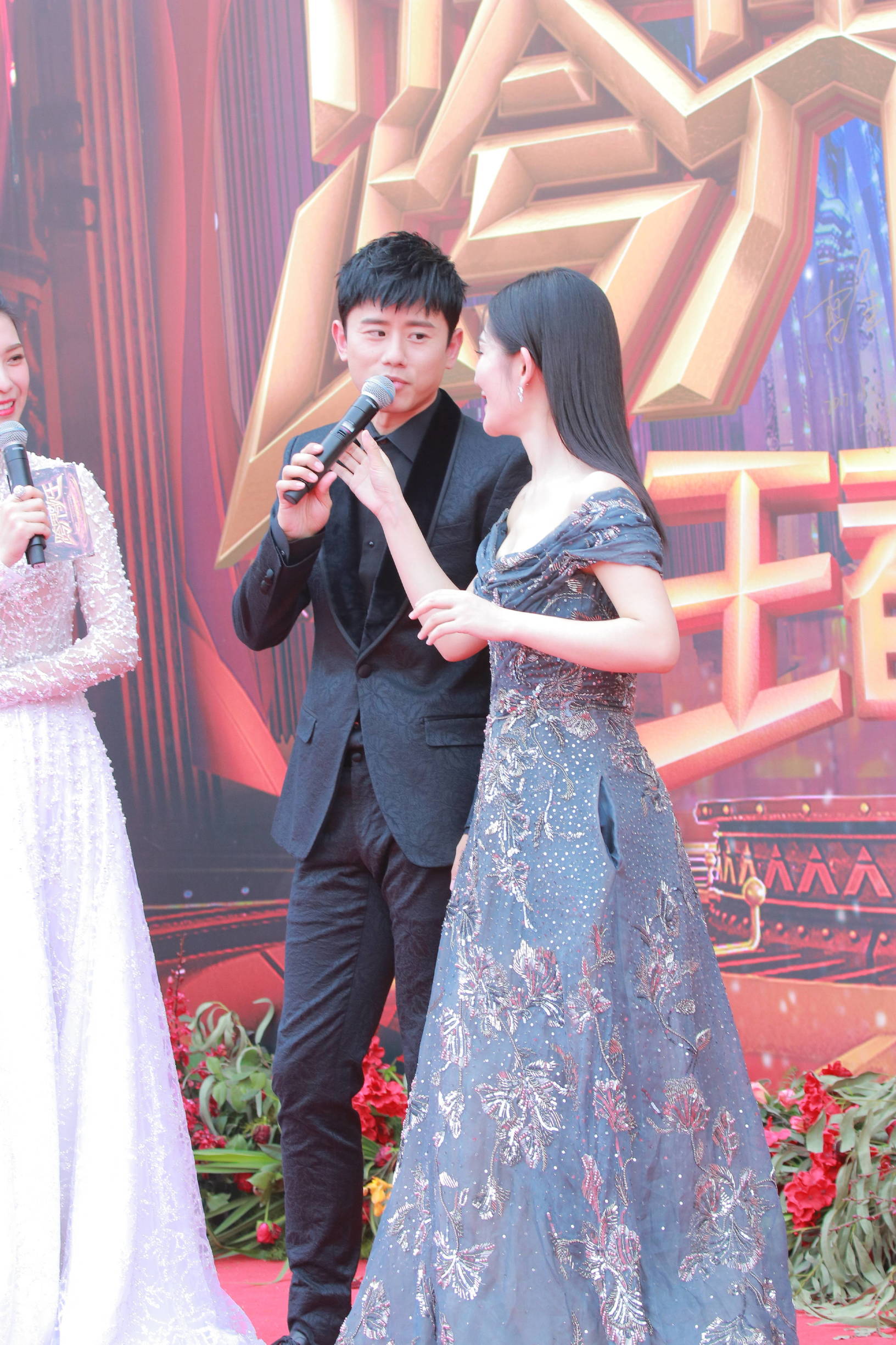 谢娜机场穿红色长裙被张杰夸赞,谢娜礼服三步一踩