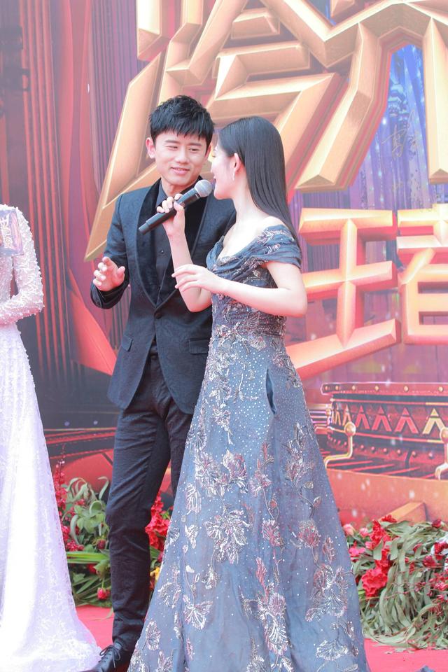 谢娜抹胸拖尾裙礼服,谢娜穿过全部礼服