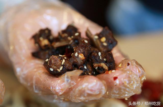 WTF？去南阳路吃海鲜，服务员把菜倒桌上就走，连筷子都没有？