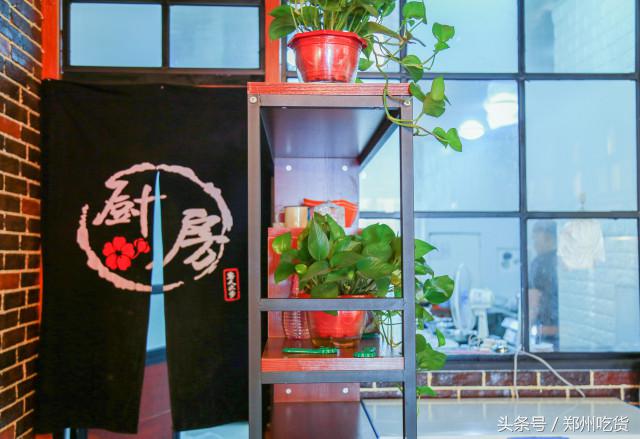 几个意思?去郑州南阳路吃海鲜,服务员你把菜倒桌上就跑?