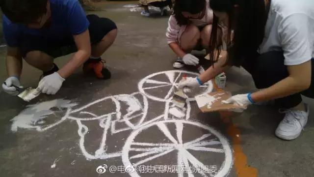 一夜风雨后，成都一白发爷爷的这个举动获赞无数！