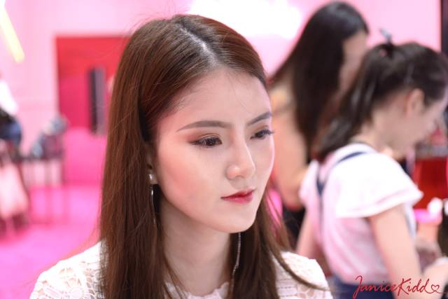 忘掉玻璃唇,现在是彩虹唇的时代了