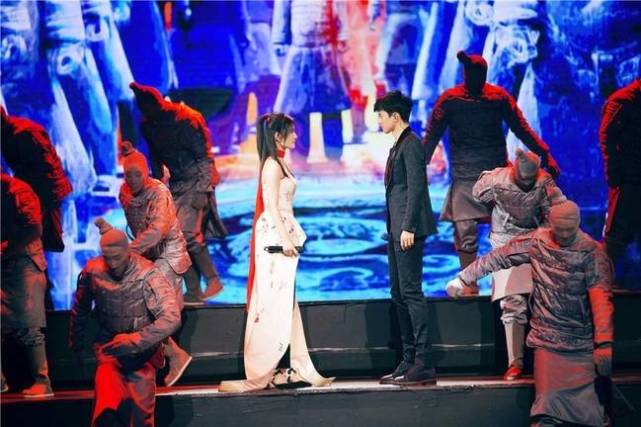 谢娜凭借实力进入决赛张杰助阵，明星恩爱夫妻你最喜欢哪对？