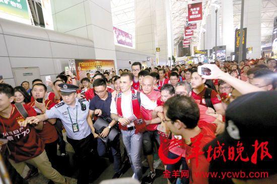 他曾是广州恒大的挚爱但今夜他这样回报广州球迷