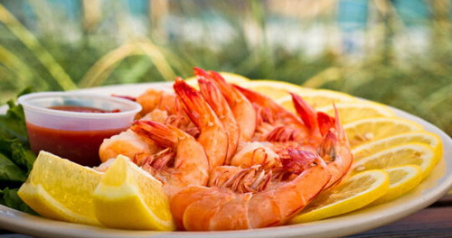 西红柿和虾能产生砒霜吗,虾和什么食物一起吃会产生砒霜