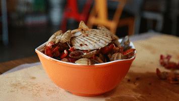 几个意思?去郑州南阳路吃海鲜,服务员你把菜倒桌上就跑?