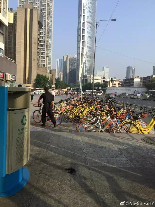 一夜风雨后，成都一白发爷爷的这个举动获赞无数！