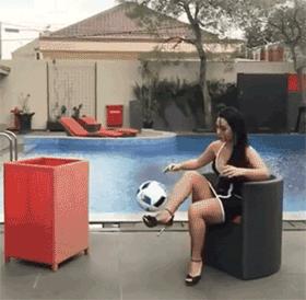 花式耍足球女孩,怎么玩花式足球