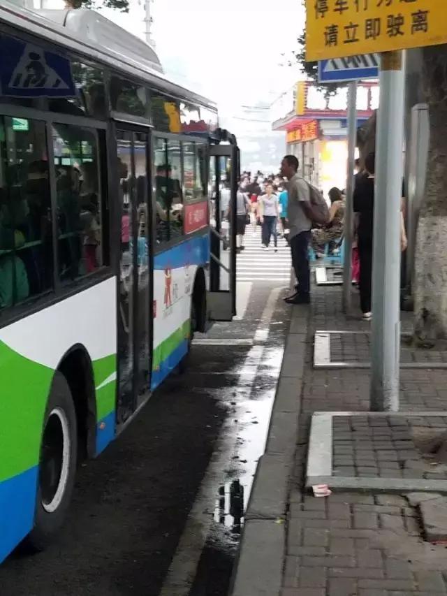 要不是腰软,怎么能把腿的劈这么开?