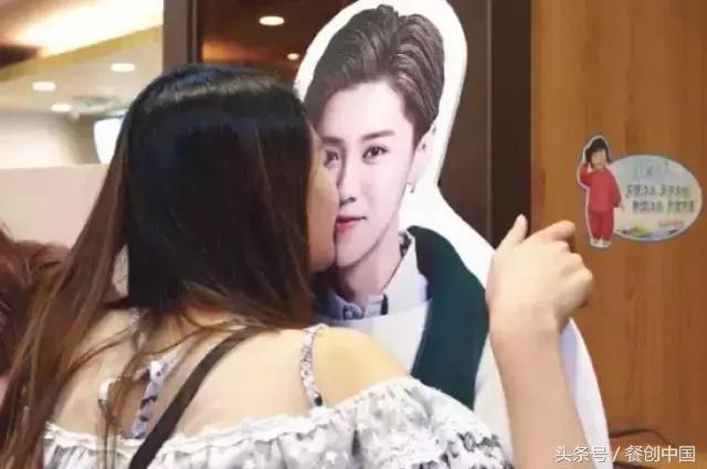 草木绿、工业风、无纸化点餐、小龙虾配朝日啤酒怎么潮怎么上