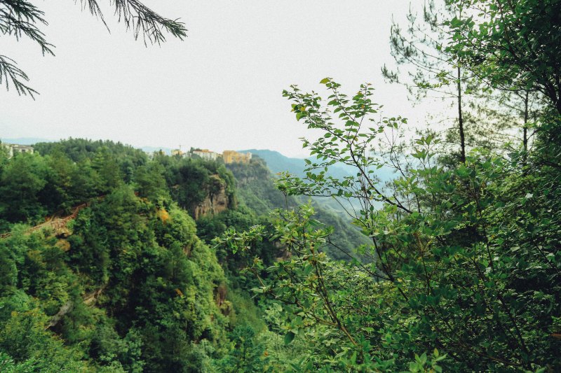 都说重庆热，但在她隔山相望的地方年均14-18度！