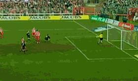 足球场上的搞笑进球,足球场上的经典搞笑瞬间又来了