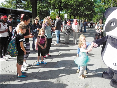 柏林动物园大熊猫娇庆和梦梦图片,旅德大熊猫娇庆和梦梦