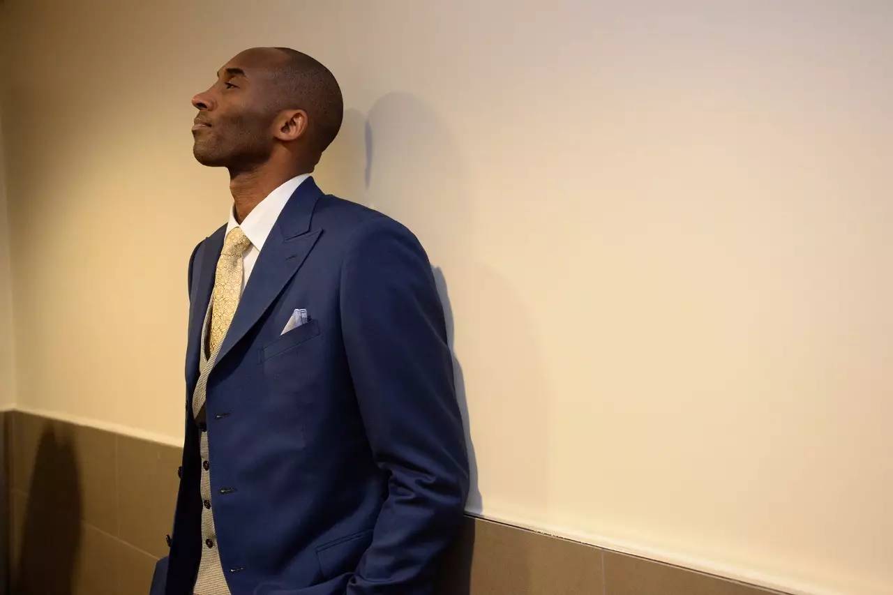 科比手指脱臼是哪场比赛,科比手指脱臼现场掰回