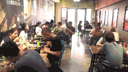 这个夏天还能撸串吗?十二道锋味的铁板快餐悄然来也