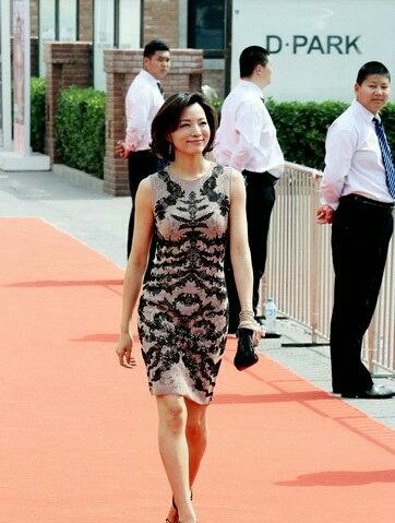 范冰冰黑裙图片欣赏,范冰冰丸子头露肩黑裙