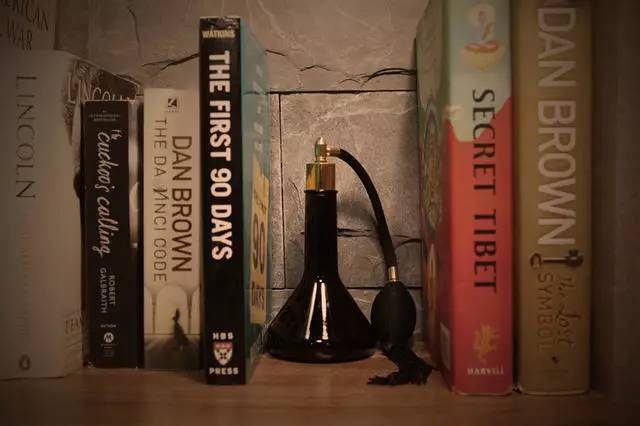 这个长得像胡歌的帅小伙，把张爱玲装进了一个香水瓶，还把有故事的香水做成了一辈子的事业