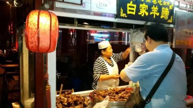 开封鼓楼广场离鼓楼夜市近吗,开封鼓楼夜市营业到几点