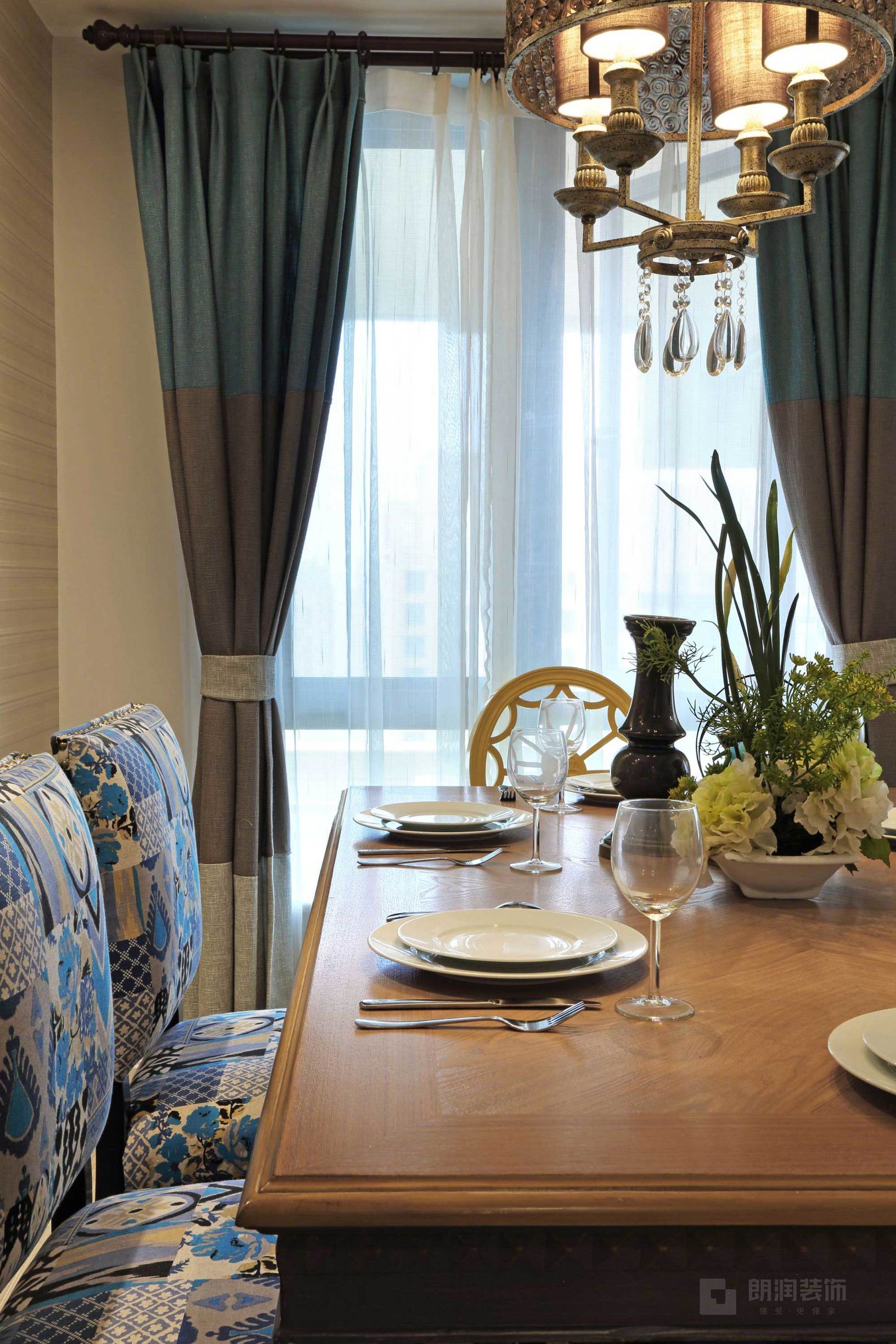 成都南湖世纪109平轻奢法式风格设计实景图，客餐厅开放式设计不错，温馨实用有格调