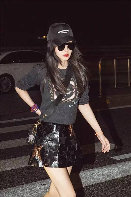 章子怡巴黎时装周白色休闲,章子怡米兰时装周白色裤裙