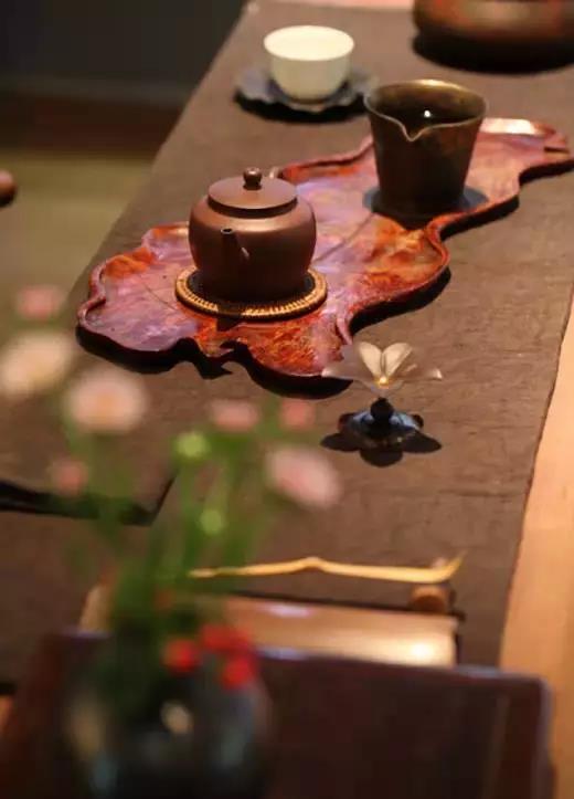 *坐静**焚香生紫烟，浮生难得半日闲，清心寡欲脱俗世，除去沧桑载梦还