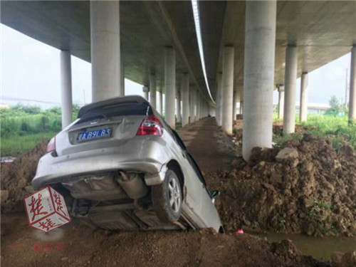 女司机带导航进入水沟,女司机竟然故意把车开到沟里