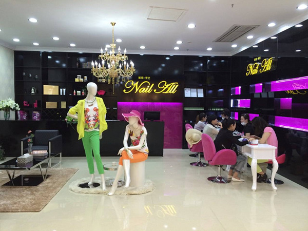 36岁开美甲店十年选择改行可以吗,就想赚钱开个美甲店怎么做