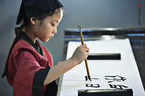 北大美女用标准化课程教人学书法，获徐小平投资，年营收近亿元