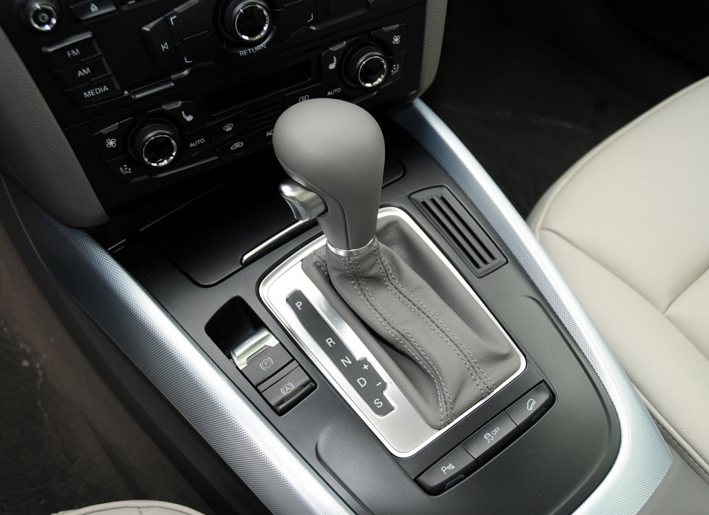 奥迪车放着2-3个月不开有事吗,奥迪全车没电要换电瓶吗