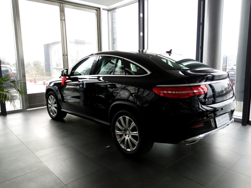 轿跑SUV奔驰GLE320coupe提车感受，外观很帅很装逼，配置却很低！