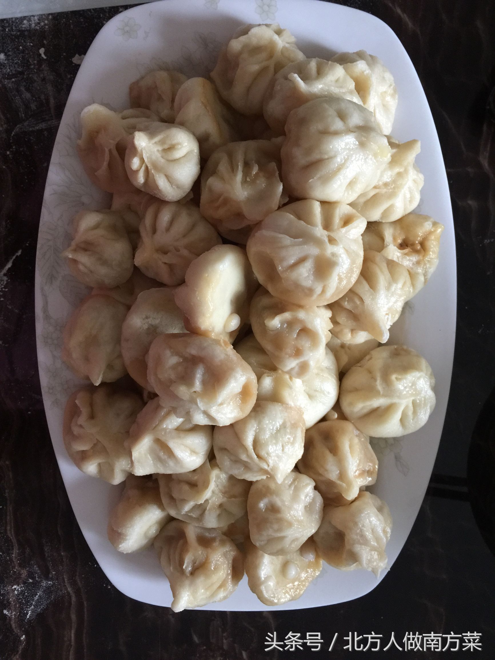 外面小笼包要6元一笼，周末自己在家动手做，好吃又实惠，一口气吃了十来个