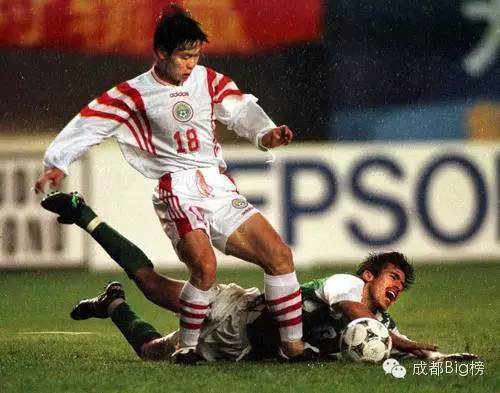 十几年过去了,这儿终于又被成都球迷包围了