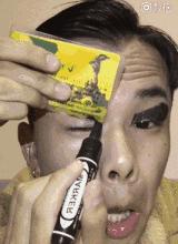 靠一只马克笔化妆为人间*物尤**！深扒网红艾克里里和他的娇喘助理！