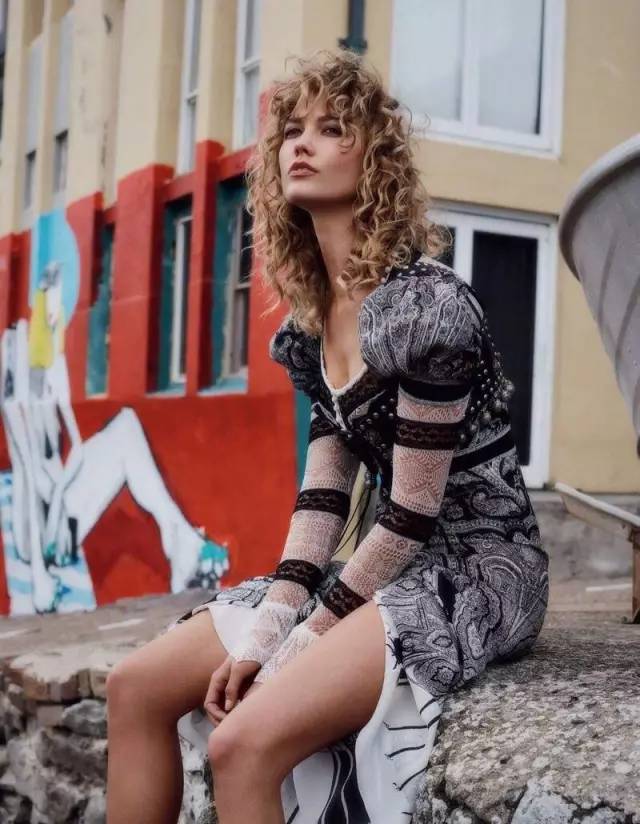 比渔网袜更猎奇的存在，杨幂谢娜领衔“袖套时尚”，前卫还是尴尬？