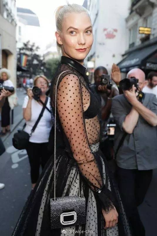 比渔网袜更猎奇的存在，杨幂谢娜领衔“袖套时尚”，前卫还是尴尬？