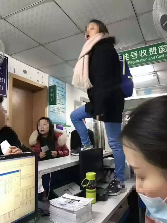 愤怒！安顺一医生被多名男子*力暴**围殴！头部遭踩踏、飞踹……监控记录全过程