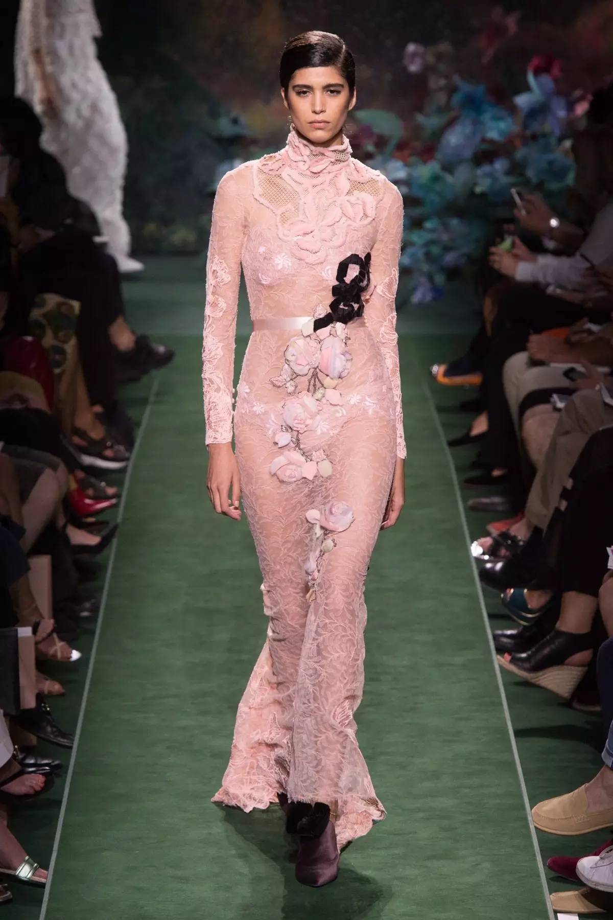 高定周报道｜Fendi：高级皮草定制的花朵幻梦