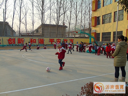 足球“踢”进课堂“玩”出大快乐