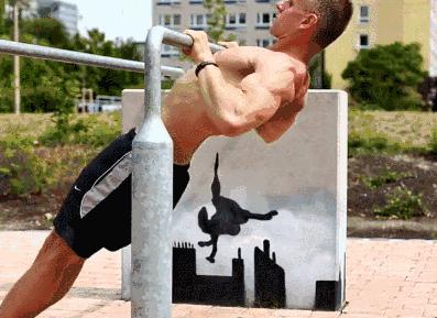 能完成十次单手俯卧撑,能做100个俯卧撑为什么单杠拉不动