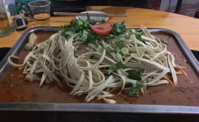 一个老外说一年之内吃遍成都,一个老外说要在一年内吃遍中国