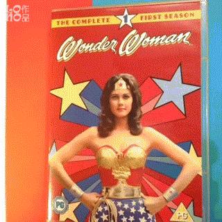 电影中人物从车里走出来画面,电影角色从dvd盒里跑出来