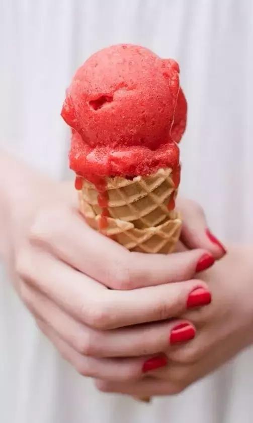 什么指甲油颜色显手白又好看,哪种纯色甲油显手白