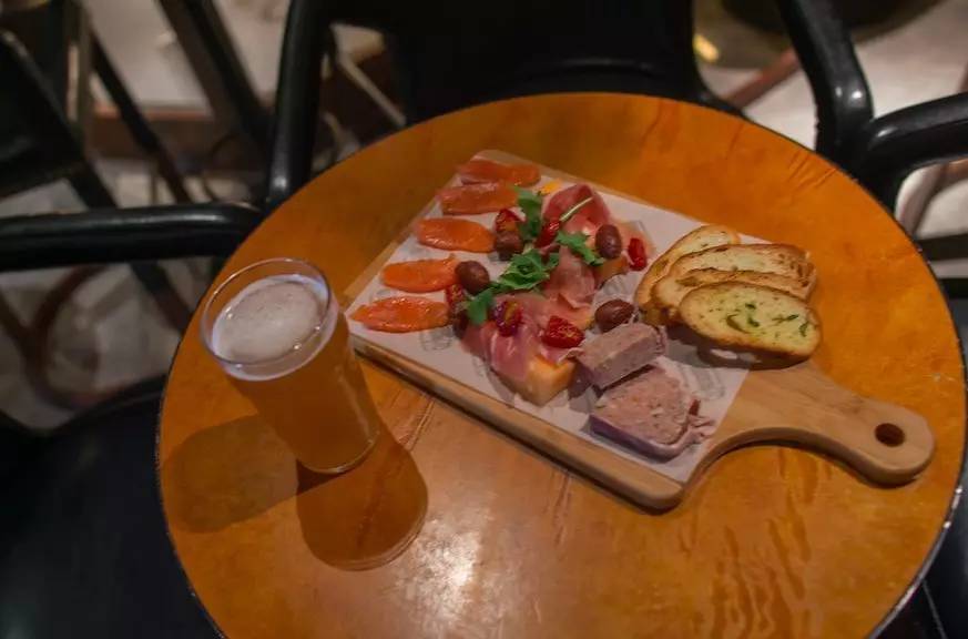 一天吃四五顿饭不长肉才怪,一天吃四顿不胖都不行