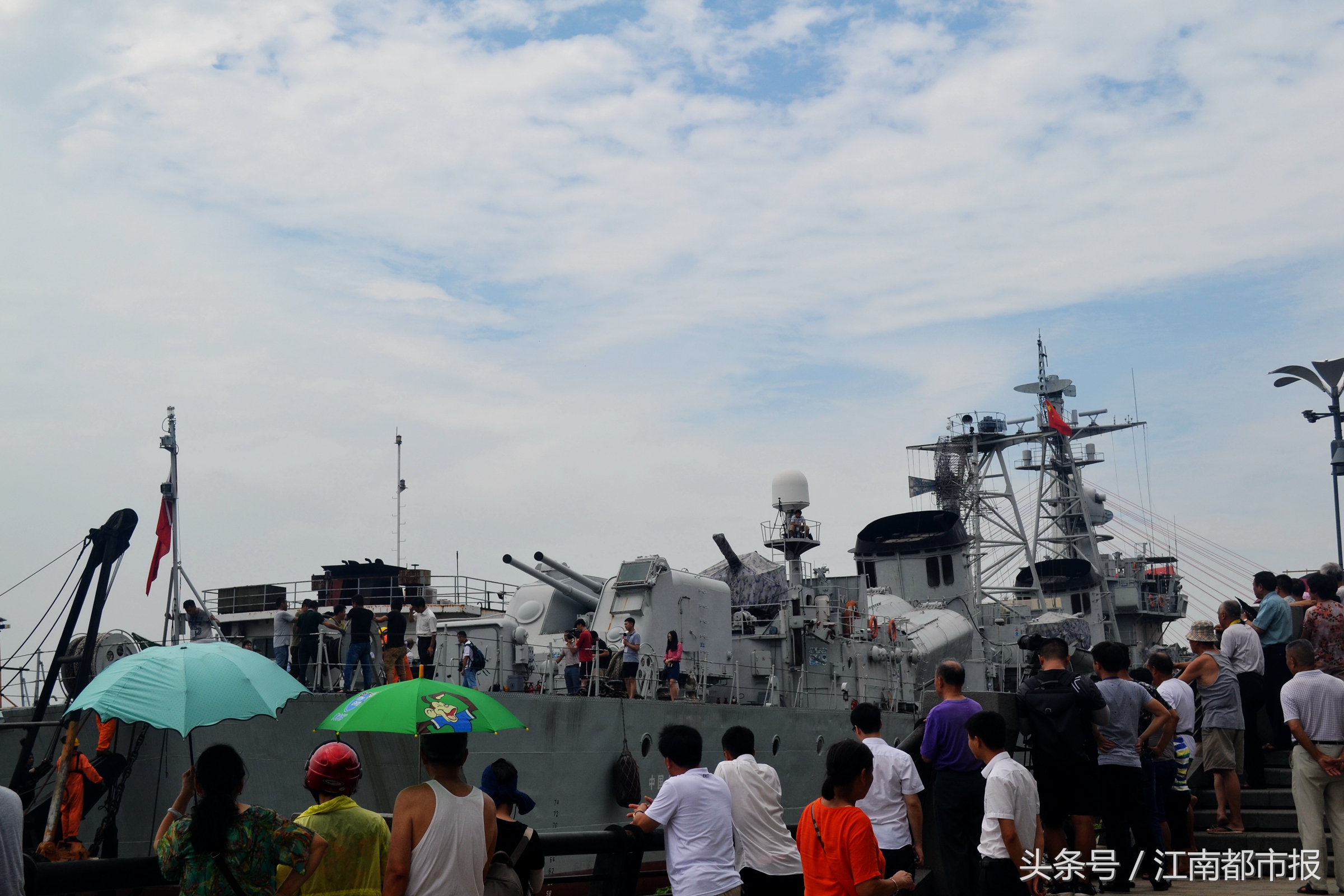 南昌舰下水视频,南昌舰回家
