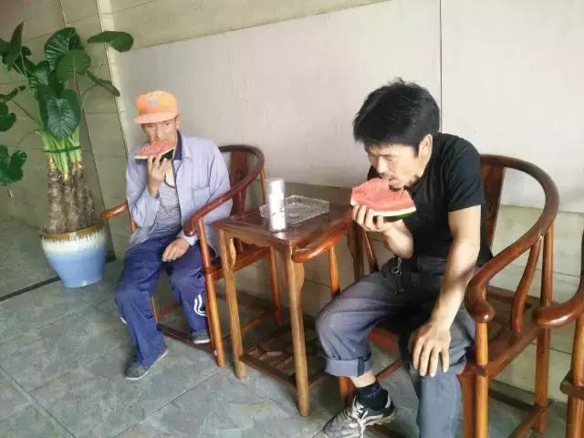 关爱户外劳动者爱心驿站送清凉,环卫夏季作业忙爱心企业送清凉