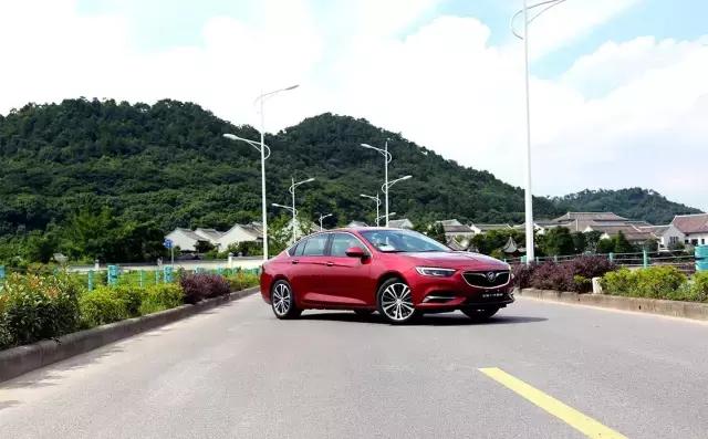 新款君威试驾感受视频,新君威空间实测